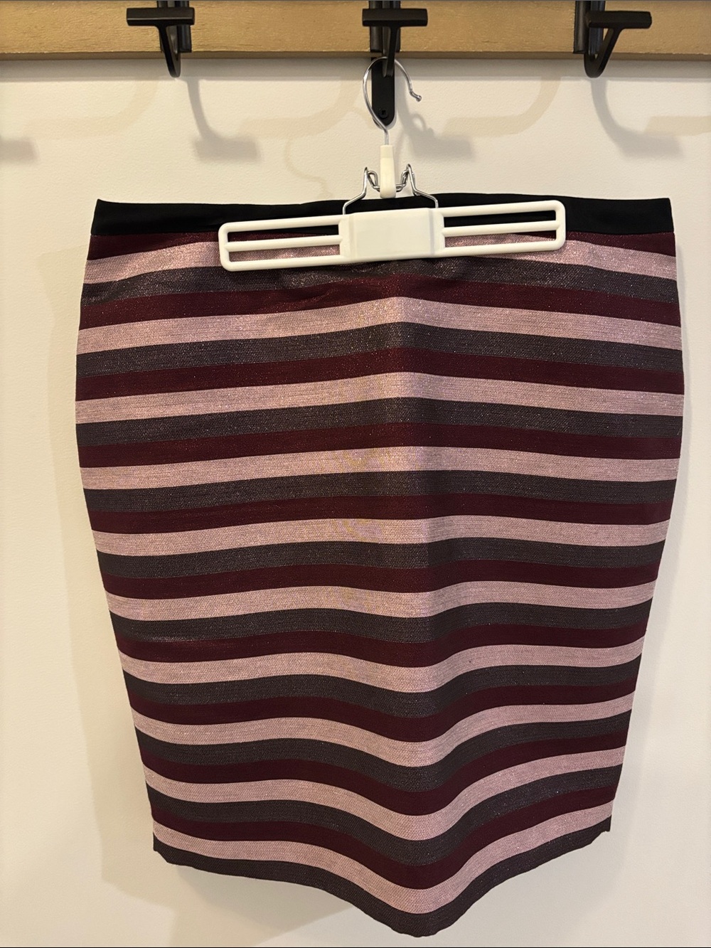 Striped straight skirt in sparkly fabric.